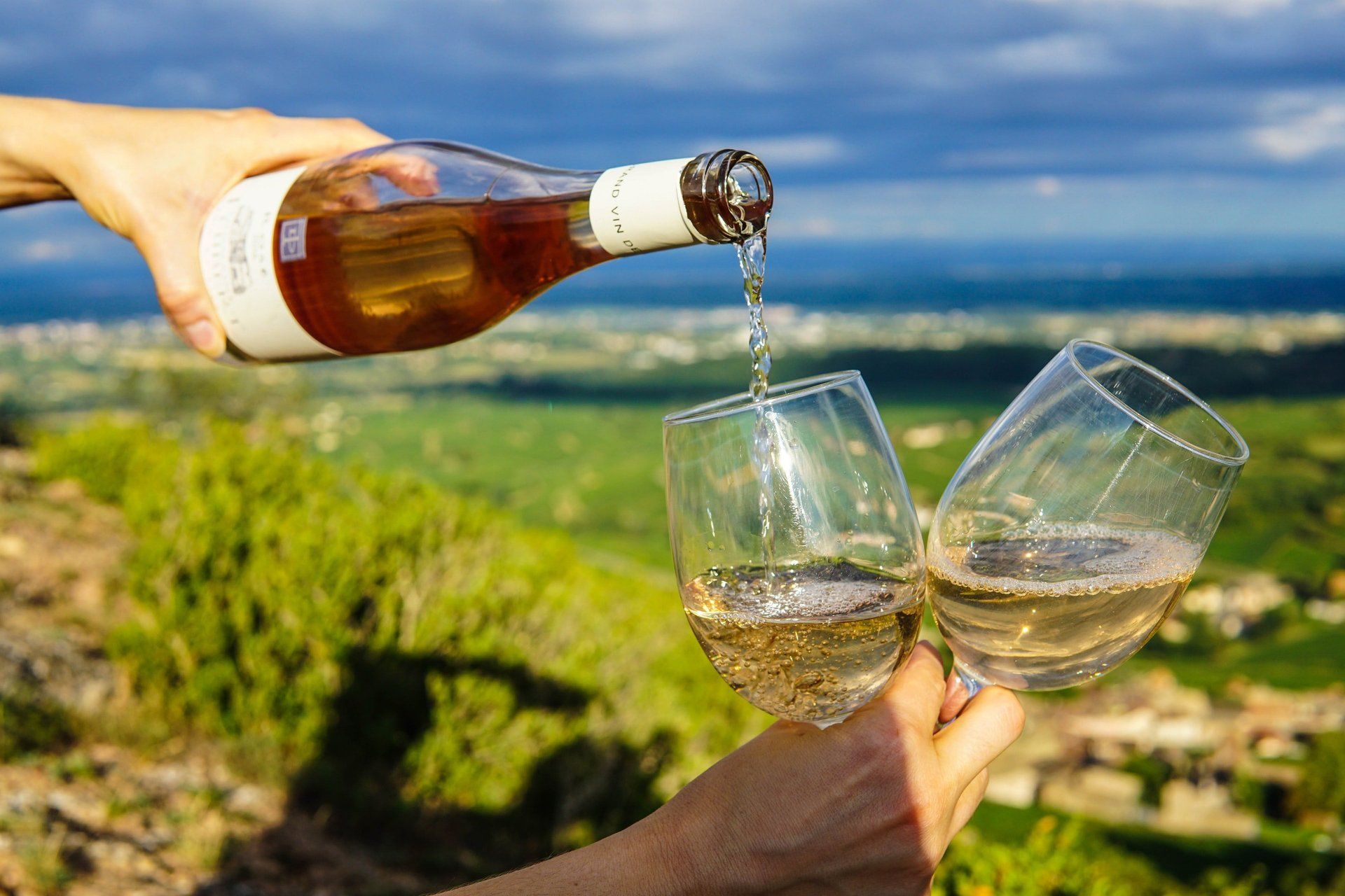 Vino piemontese servito nel territorio delle Langhe